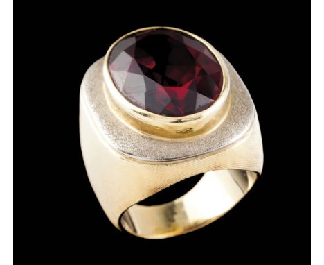 A Burle Marx ringBicoloured gold&nbsp;375/1000 Textured body set with one oval cut garnet (ca. 16 x 12mm) Marked Burle MarxSi