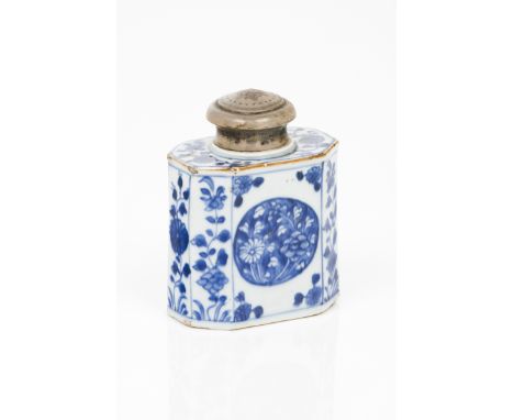 A tea caddyChinese export porcelain Blue floral decoration Silver cover Qianlong reign (1736-1795)Height: 11,5 cm 