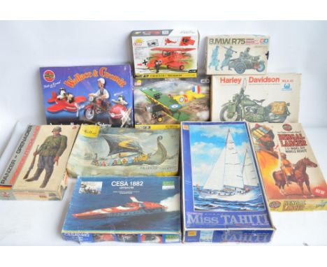 Collection of unbuilt plastic model kits to include a Protar 1/40 scale Cesa 1882 Offshore power boat (decals excellent), Ota