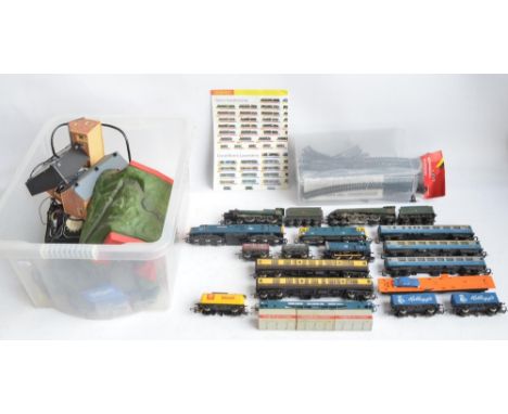 Collection of previously used OO and HO gauge locomotives, passenger coaches, goods wagons, scenic accessories, track and tra