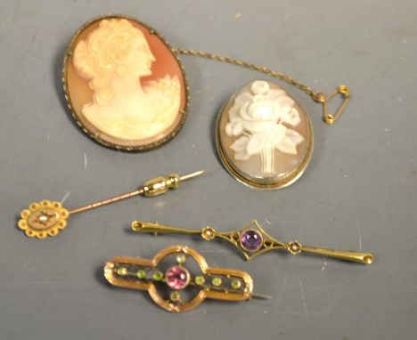 Jewellery - an Edwardian peridot and garnet brooch, 9ct gold mount;  another amethyst and seed pearl, 15ct gold bar,  a scarf