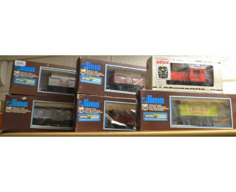 O gauge - an Atlas WDT no.6122 Illinois Central Industrial Switcher Good Locomotive;  five Lima goods wagons nos 6725, 6729, 