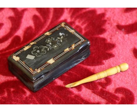 Victorian tortoiseshell and horn snuff box and a bone spoon, 7,5cm