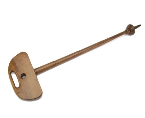 A VINTAGE SHOOTING STICK, oak screw top seat with oak shaft, fixed steel spike, fixed oak ferrule, measuring approx. 33 1/2in