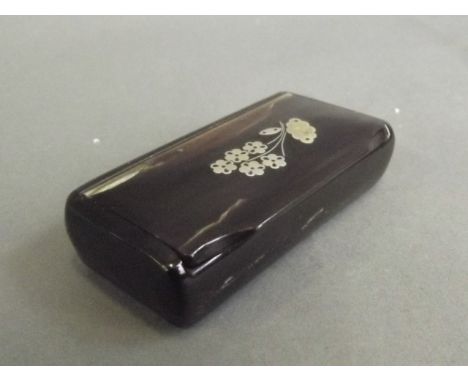 An early C20th horn snuff box with inlaid silvered metal floral decoration, 2¾'' x 1½''