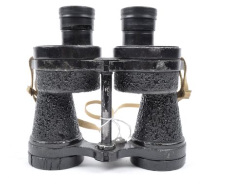 A pair of WWII Second World War&nbsp;RAF issue Ross 5 x 40 MK V vintage binoculars.&nbsp; Serial number: 20567. Broad arrow m