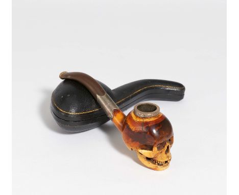 PFEIFE MIT TOTENSCHÄDEL IN FUTTERAL. Datierung: Wohl 19. Jh. Technik: Horn, Silber u.a. Lederfutteral. Maße: L.17cm. Zustand 
