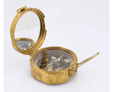 KOMPASS. Wohl England. Technik: Messing, Glas, Spiegelglas u.a. Maße: 3,5x7,5x7cm. Zustand B. Erläuterungen zum KatalogWohl E