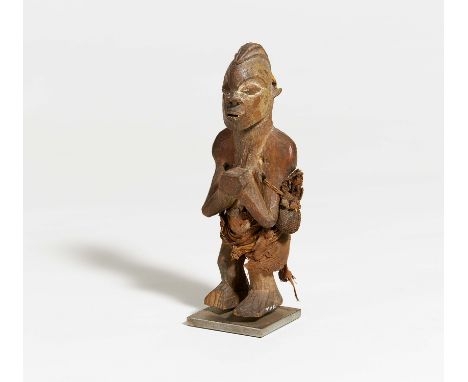 Heilerfigur. Datierung: 1900. Herkunft: Mbala. Demokratische Republik Kongo. Material: Holz, Pflanzenfasern, magische Substan