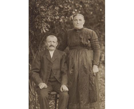 SANDER, AUGUST1876 Herdorf - 1964 KölnTitel: Bauernpaar. Datierung: 1920er Jahre. Technik: Gelatinesilberabzug. 15,5 x 11cm. 