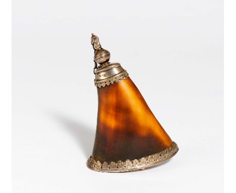 KLEINE PULVERFLASCHE MIT SILBERMONTIERUNG. Datierung: 18./19. Jh. Technik: Horn geschnitzt, Silber. Maße: H.10cm. Zustand C. 