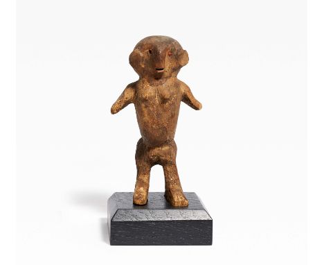 Magische Figur mit rotem Auge. Herkunft: Zigua. Tansania. Material: Holz, Glasperlen. Maße: H. mit Sockel 20,5cm. Zustand B/C