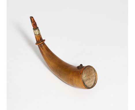 PULVERFLASCHE MIT INSCHRIFT &amp; DATIERUNG. Wohl New England. Datierung: Datiert 1777. Technik: Zinn, Metall, Horn geschnitz