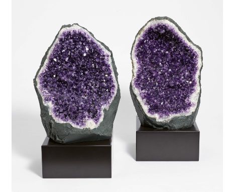 ZWEI GROßE AMETHYST GEODEN. Uruguay. Technik: Je große aufgeschnittene Geode. Paar passende Sockel in Schwarz. Maße: Gewicht 