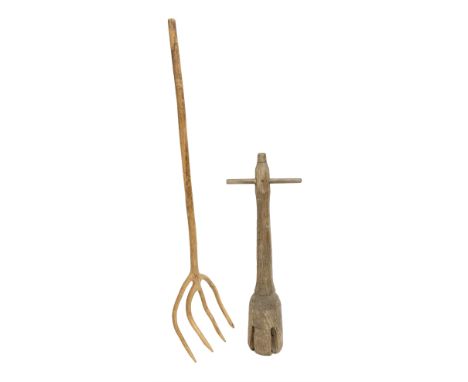 19th century pine wash dolly, H85.5cm, together with a late 19th/early 20th century elm four pronged hay fork, H139cm 