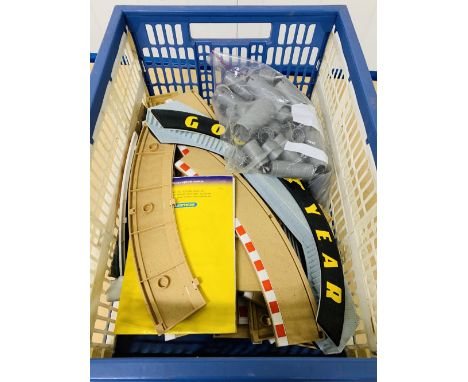 Scalextric Dunlop Footbridge &amp; Trackside Pavements