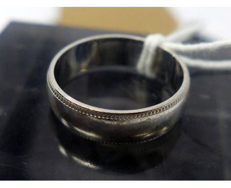 A 9ct white gold ring, 4.3g, Ring size: R 