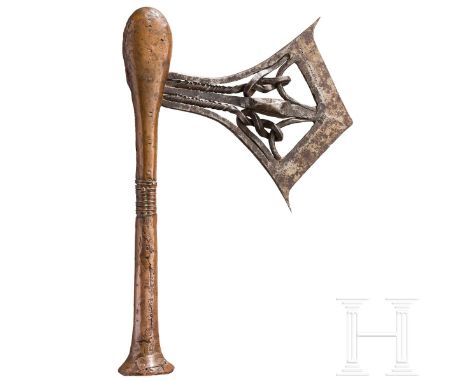   Kult-Axt der Sapo/Songe, Zentralafrika bzw. Kongo, um 1900  Kunstvoll aus Schmiedeeisen durchbrochen gearbeitetes Blatt mit