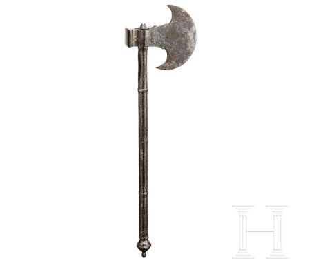   Streitaxt, Indien, 19. Jhdt.  Halbmondförmiges Blatt mit quadratischem Hammerkopf, runder, eiserner, silbertauschierter Sch