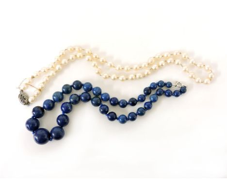 A single row uniform semi Baroque cultured pearl necklace, with a silvery clasp, and a single row of graduated stained jasper