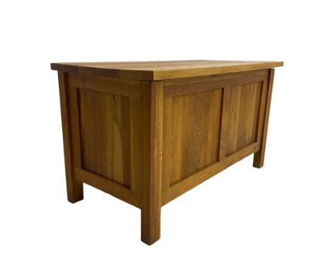 Light oak blanket box, all-around panelling, with hinged lidDimensions: Height:&nbsp;46cm&nbsp; Length/Width:&nbsp;92cm&nbsp;