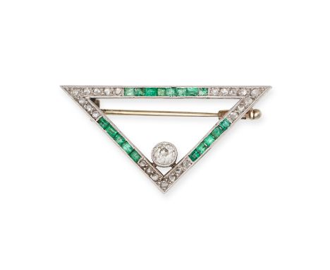 AN ANTIQUE ART DECO DIAMOND AND EMERALD BROOCH in platinum and yellow gold, designed as a triangle set with square step cut e