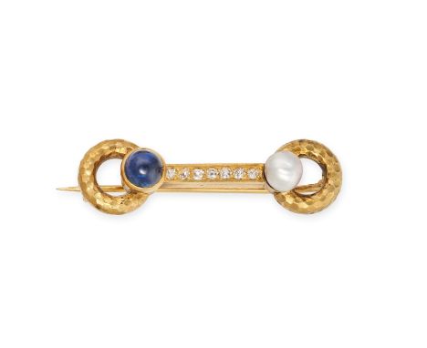 AN ANTIQUE SAPPHIRE, PEARL AND DIAMOND BAR BROOCH in yellow gold, designed as a row of old cut diamonds, terminating at each 