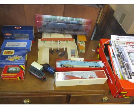 Trains and accessories to include a Bachmann Class 08 model engine, a Dublo metal railway station with signals, railway magaz