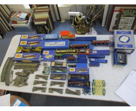 A collection of vintage Hornby 00 gauge, mostly in original boxes, to include two locomotives Location: SL 