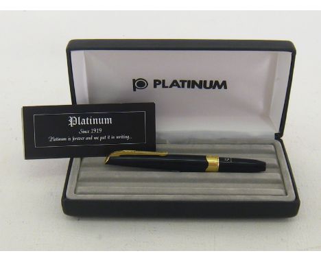 Platinum. A Platinum fountain pen. Black barrel and gold plated trim. 18K gold nib. Cartridge filling system. Includes case a