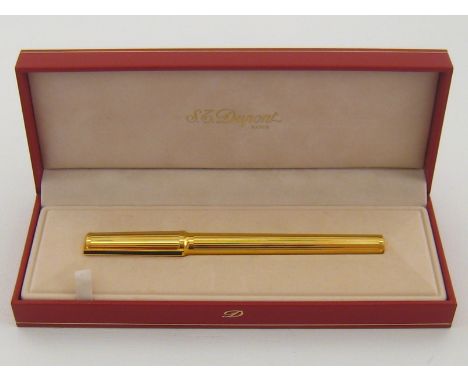 S.T.Dupont. A S.T Dupont Montparnasse godron gold plated fountain pen. Chinese lacquer clip. Convertible cartridge / converte
