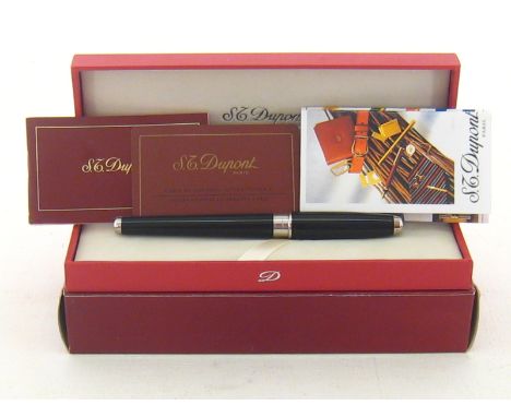 S.T. Dupont. A S.T Dupont Orpheo (Olympio) fountain pen. Black lacquer & platinum plated trim. Ref. 5jOHB45 on the clip. 18K 