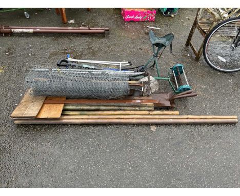 Mixed Lot: Various assorted garden tools, fence posts, wire netting etc