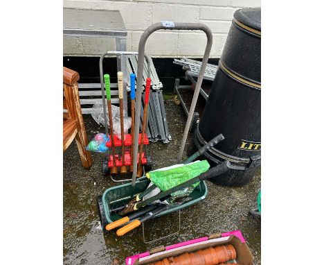 Mixed Lot: Lawn spreader, garden tools etc