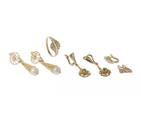 Set of earrings in 18kt yellow gold.Long earrings with green stone and crossbow clasp.Size: 3.2 cm (length)Weight: 5,2 g.Long