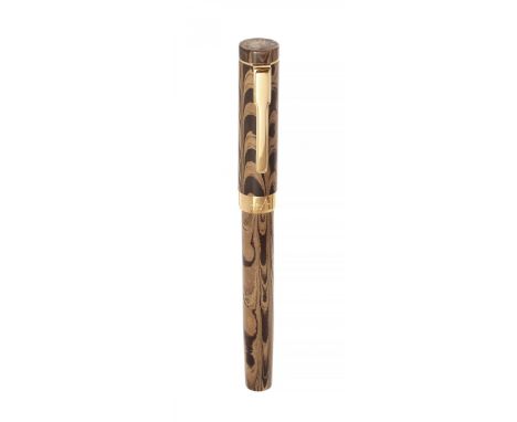 RÉCIFE FOUNTAIN PEN.Body in imitation wood celluloid and gold-plated details.Limited edition.Two-tone 18kt gold nib. F point.