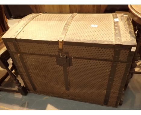 Large dome top metal board luggage trunk 