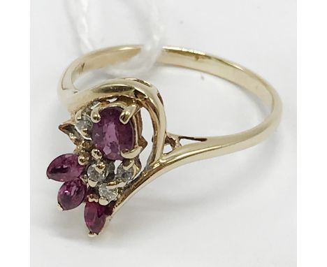 18CT YELLOW GOLD DIAMOND &amp; RUBY RING - SIZE P