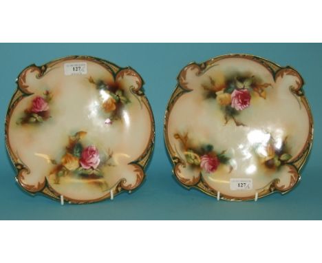 A pair of Royal Worcester porcelain plates, painted roses, 27 cm diameter (2) Condition report Report by RB

Both in good con