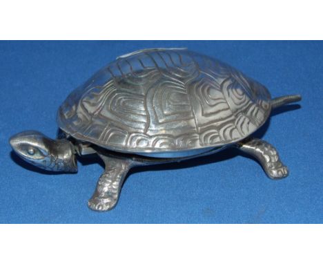 A table bell, in the form of a tortoise, 17 cm wide Condition report Report by NG

Not silver.  Modern item.  Currently ringi