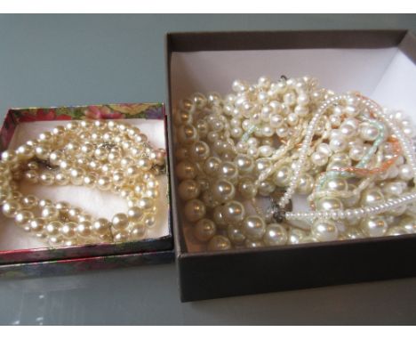 Quantity of freshwater and simulated pearl necklaces