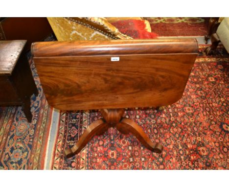 Good quality early 19th Century mahogany drop-leaf Sutherland table on turned centre column and tripod supports