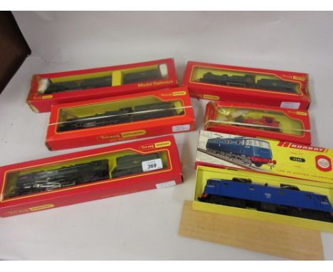 Triang Hornby 0 gauge 4-6-2 Britannia locomotive and tender in original box, a 4-6-0 locomotive and tender, Denbigh Castle in