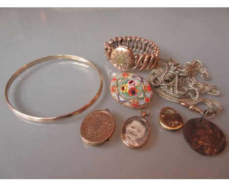 Small quantity of Victorian jewellery including: bracelet, brooches, bangle etc