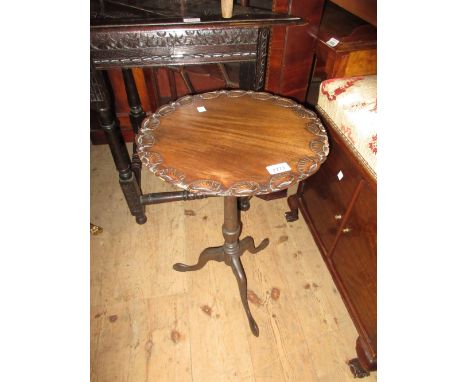 20th Century mahogany circular shell carved wine table on cabriole supports