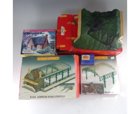 Hornby Dublo: D1 Island Platform, D1 Level Crossing, D1 Footbridge, D1 Buffer Stops, ISPR, and 2 x ISPL, all boxed, and a qua
