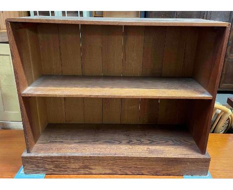 A 20th century oak open bookcase, with single fitted shelf, 79cm high, 97cm long, 35cm long 