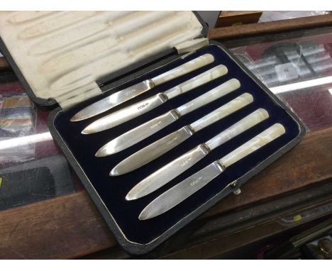 Six silver other of pearl handled tea knives in fitted case