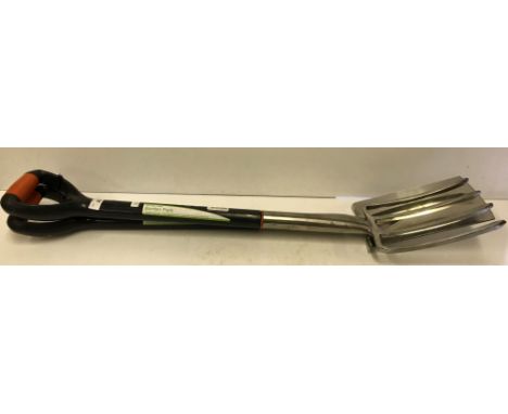 A Green Blade border fork and spade