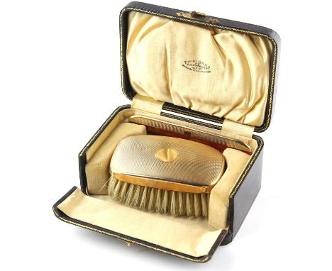 Edward VII 9ct gold-mounted gentleman's brush set, by William Neale Ltd, Birmingham 1902, comprising a tortoiseshell comb and